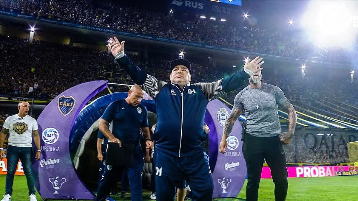 Diego Armando Maradona en su último partido como DT de Gimnasia de La Plata, previo a su fallecimiento.