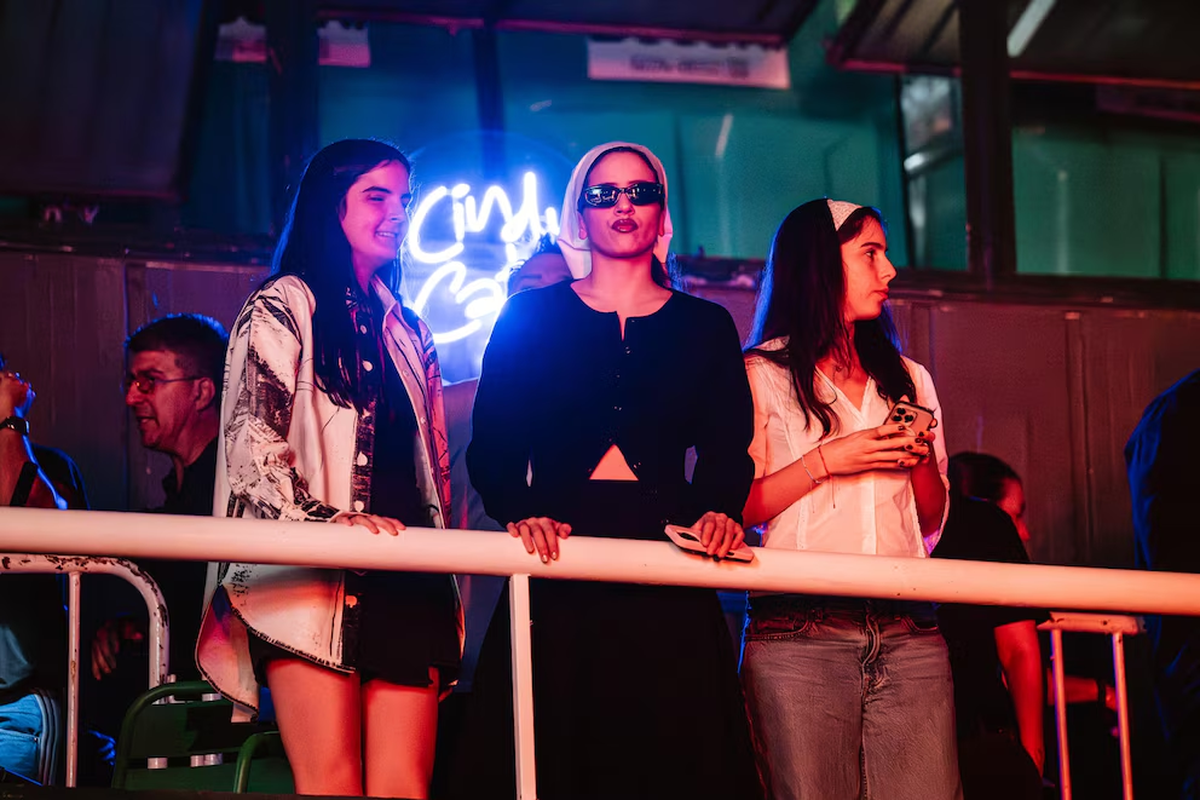 Rosalía llegó a Buenos Aires y asistió al recital de Cindy Cats, causando admiración y ovaciones entre músicos y público. Probó varios platos y se mostró interesada por la música argentina. Rosalía llegó a Buenos Aires y asistió al recital de Cindy Cats, causando admiración y ovaciones entre músicos y público. Probó varios platos y se mostró interesada por la música argentina.