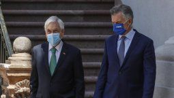 El Presidente Sebastián Piñera, baja las escaleras del Palacio de La Moneda, junto a Mauricio Macri, exmandatario argentino y actual presidente de la Fundación FIFA, tras finalizar una reunión de trabajo. Foto: Sebastián Beltrán Gaete / Agencia Uno.