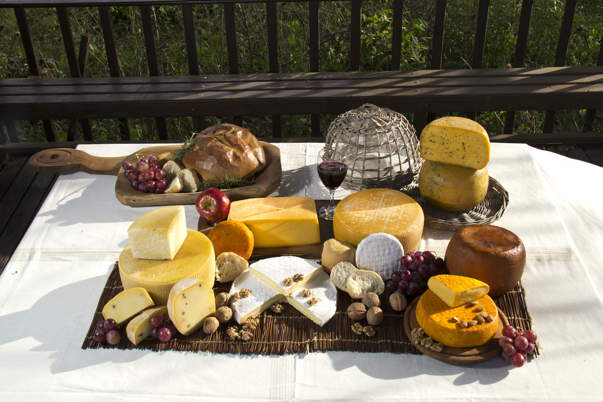 Se pueden ir degustando diferentes tipos de quesos a lo largo del recorrido.