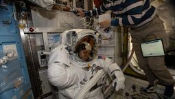 La astronauta de la NASA Zena Cardman aparece en la imagen con su traje espacial presurizado, verificando sus sistemas de comunicación y energía antes de una caminata espacial que fue suspendida por un problema médico en la tripulación. No se sabe quién es el afectado / Imagen: NASA La astronauta de la NASA Zena Cardman aparece en la imagen con su traje espacial presurizado, verificando sus sistemas de comunicación y energía antes de una caminata espacial que fue suspendida por un problema médico en la tripulación. No se sabe quién es el afectado / Imagen: NASA