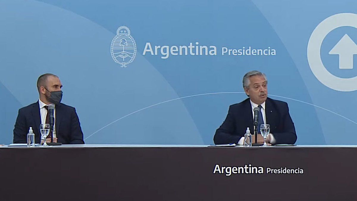 Alberto Fernández con el ministro de Economía, Martín Guzmán, que sobrevivió a la crisis de gabinete y ahora prepara medidas económicas que van desde un nuevo IFE al bono Anses