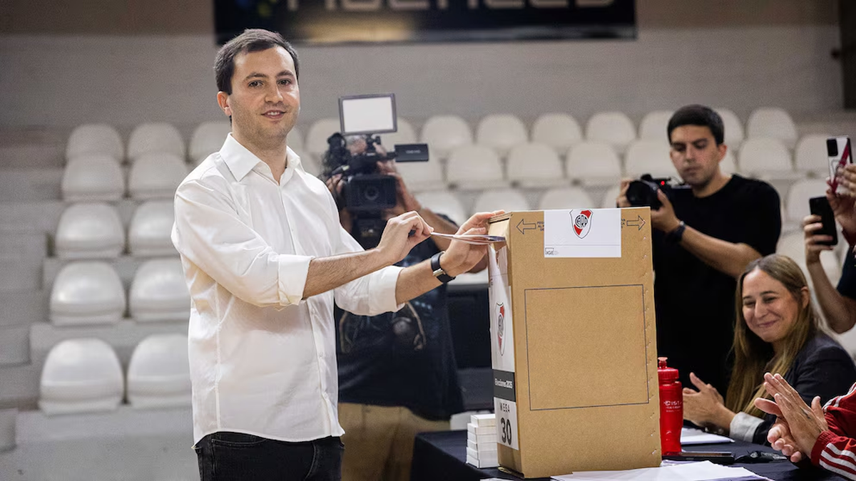 Di Carlo al momento de votar (RS Fotos) Di Carlo al momento de votar (RS Fotos)