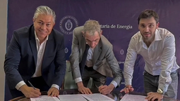 Los gobernadores Rolando Figueroa e Ignacio Torres, firmando el convenio con el exsecretario de Energía, Eduardo Rodríguez Chirillo. Foto tomada de Neuquén Informa.
