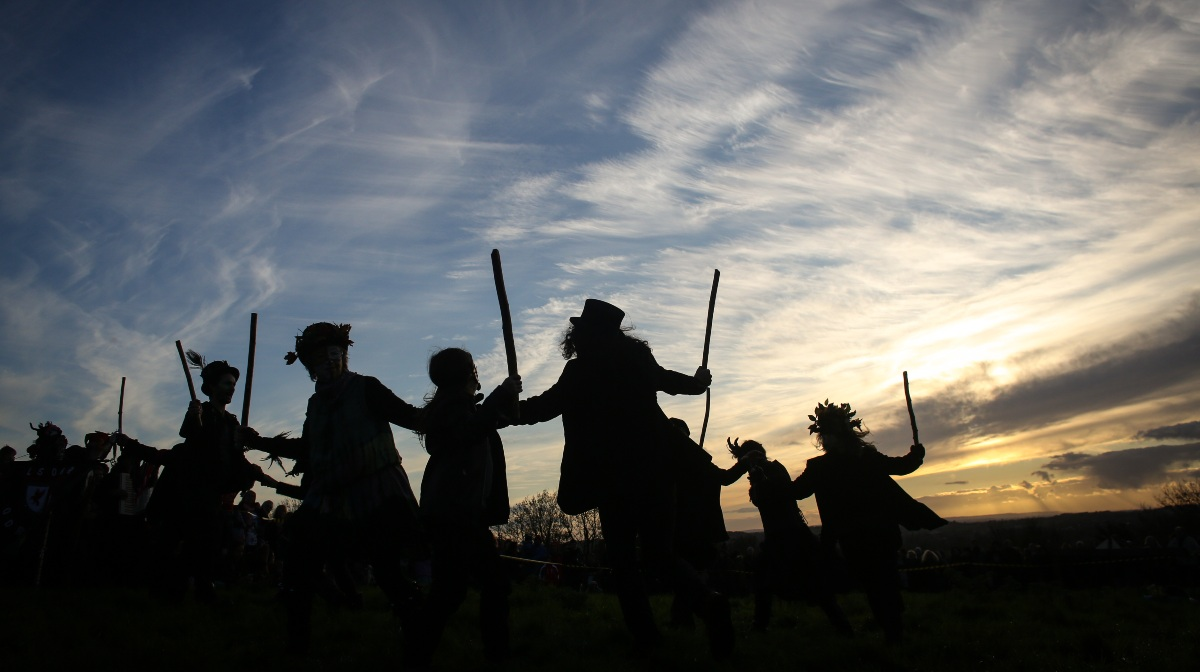 El "antepasado" de Halloween es la fiesta del Samhain, un ritual pagano celebrado por los celtas que marcaba el comienzo del año y en la que las personas se disfrazaban para mezclarse entre los fantasmas que deambulaban por la tierra. El "antepasado" de Halloween es la fiesta del Samhain, un ritual pagano celebrado por los celtas que marcaba el comienzo del año y en la que las personas se disfrazaban para mezclarse entre los fantasmas que deambulaban por la tierra.