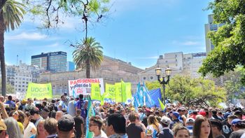 CGT en Plaza Lavalle rumbo al Confederal del jueves 28/12. CGT en Plaza Lavalle rumbo al Confederal del jueves 28/12.