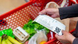 Con la suba del dólar, aparecieron las primeras listas de precios con aumentos de hasta 7% en alimentos de la canasta básica.