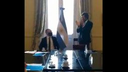 altText(Funcionarios recibieron a Guzmán con aplausos en Casa Rosada (Video))}