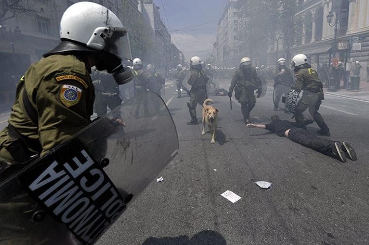 Mucho trabajo para la policía en las calles de Atenas.