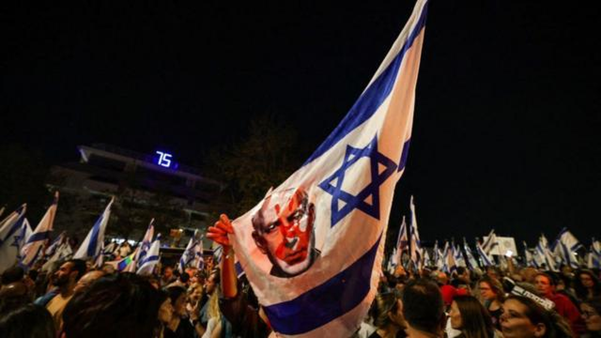 Fuerte imagen de una bandera de Israel intervenida por un cara ensangrentada de Benjam&iacute;n Netanyahu.