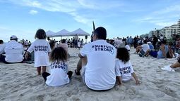 altText(Cálido homenaje a las víctimas del derrumbe en Miami)}
