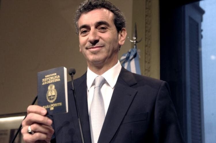 randazzo%20y%20el%20nuevo%20pasaporte.jpg