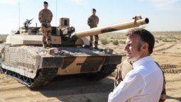 El presidente de Francia, Emmanuel Macron, frente a un tanque Leclerc durante un ejercicio cerca de la base del 5to. Regimiento de Coraceros, en la ciudad militar de Zayed (Emiratos Árabes Unidos), el 22/12/2025.