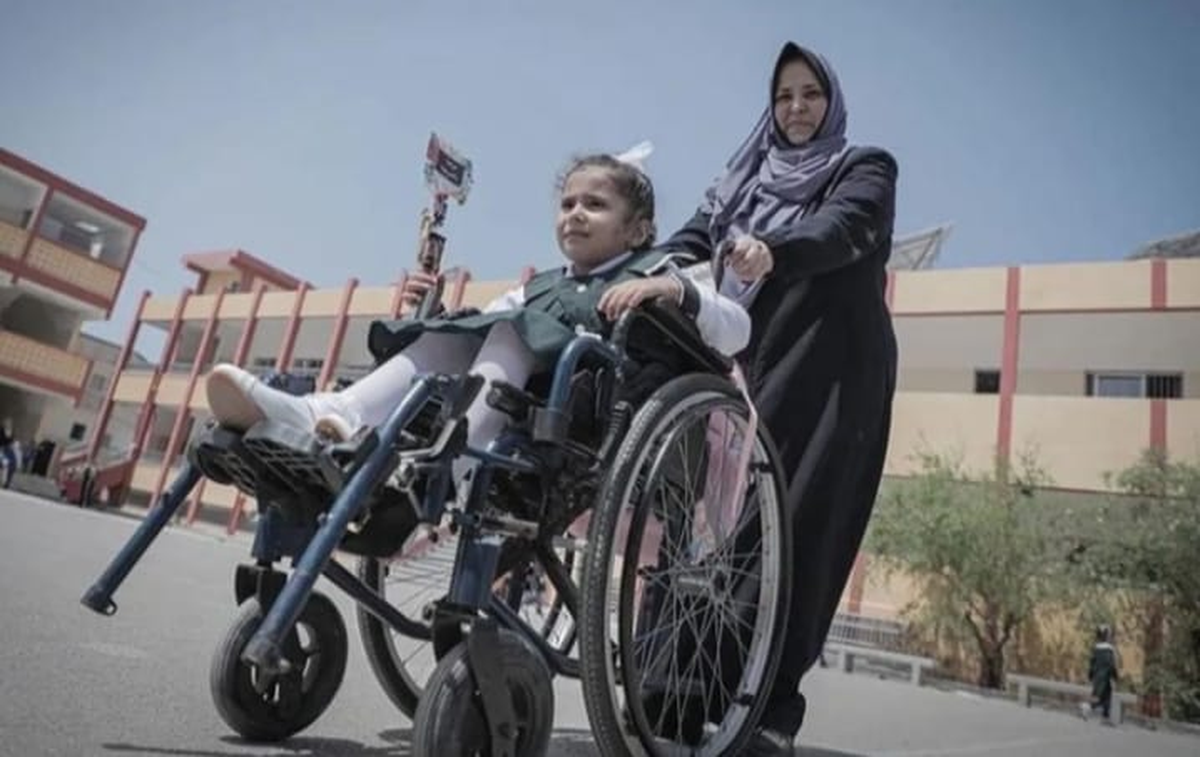 La niña Sarah Al-Murbai’i ingresa al primer grado en silla de ruedas debido a un bombardeo israelí a su casa en 2021 en la Franja de Gaza. FUENTE: Palestina Broadcast.