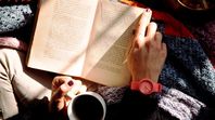 Leer libros debería estar más extendido entre los adultos mayores, ya que disponen de tiempo para dedicarle, pero aun así sólo 4 de cada 10 conserva ese hábito.