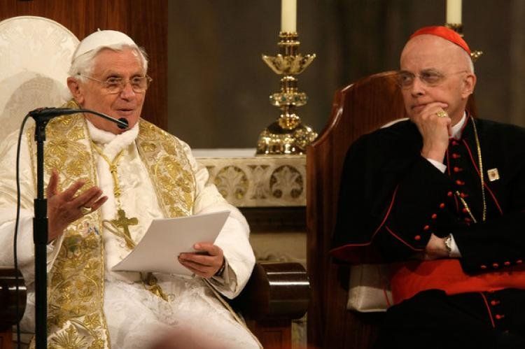 Francis George, cardenal de Chicago, junto a Benedicto XVI.