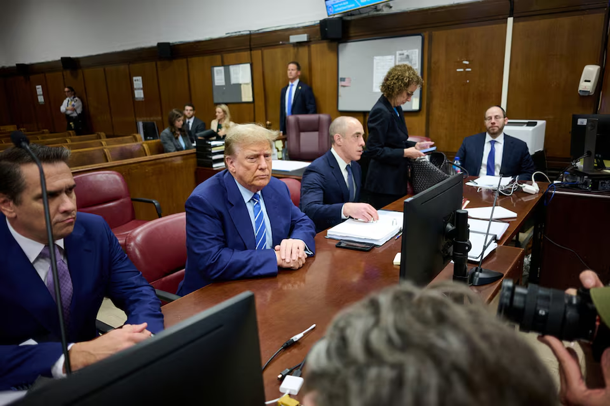 El expresidente Donald Trump se sienta en la sala del tribunal con los abogados Todd Blanche y Emil Bove en el segundo d&iacute;a de su juicio en el Tribunal Penal de Manhattan, Nueva York, Nueva York, EE. UU., 16 de abril de 2024.