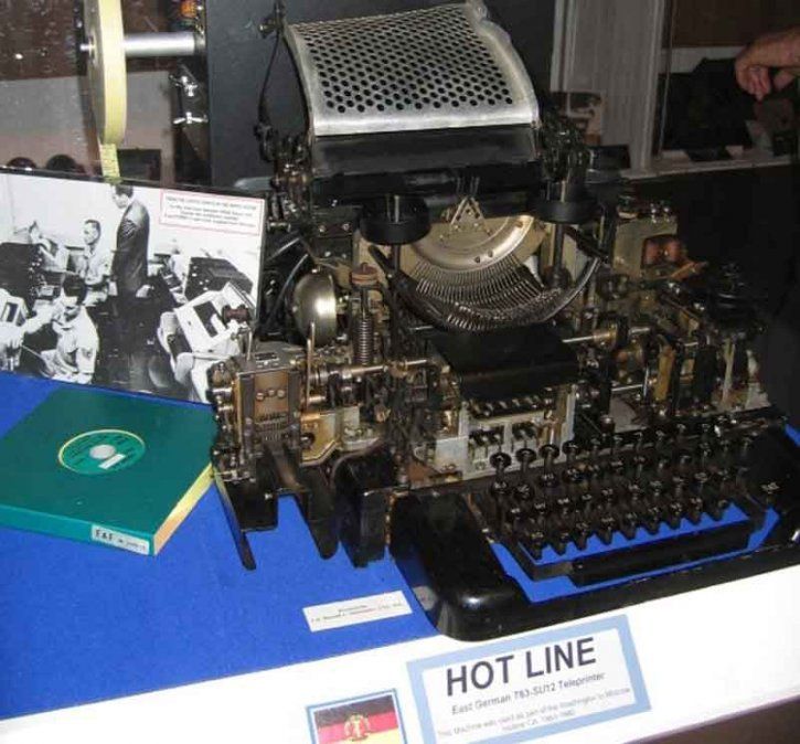 1er. teléfono rojo, 31/08/1963: ‘The quick brown fox jumped over the lazy dog’s back 1234567890’(Un zorro rápido y pardo saltó sobre el lomo de un perro holgazán 1234567890).