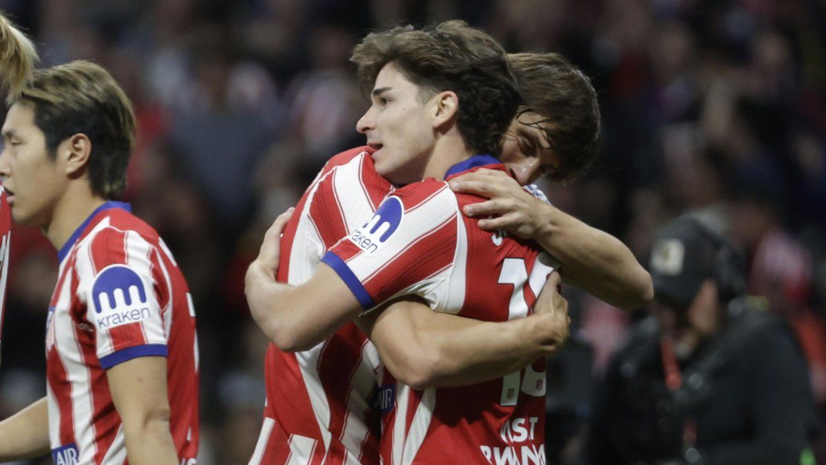 Julián Álvarez quedó en el centro de la disputa entre el Atlético de Madrid y el FC Barcelona por su frustrado fichaje.