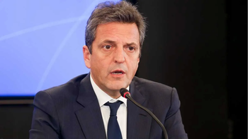 Sergio Massa anunció una significativa rebaja en los precios del calzado deportivo, tras un acuerdo con empresarios de aquel sector. Sergio Massa anunció una significativa rebaja en los precios del calzado deportivo, tras un acuerdo con empresarios de aquel sector.