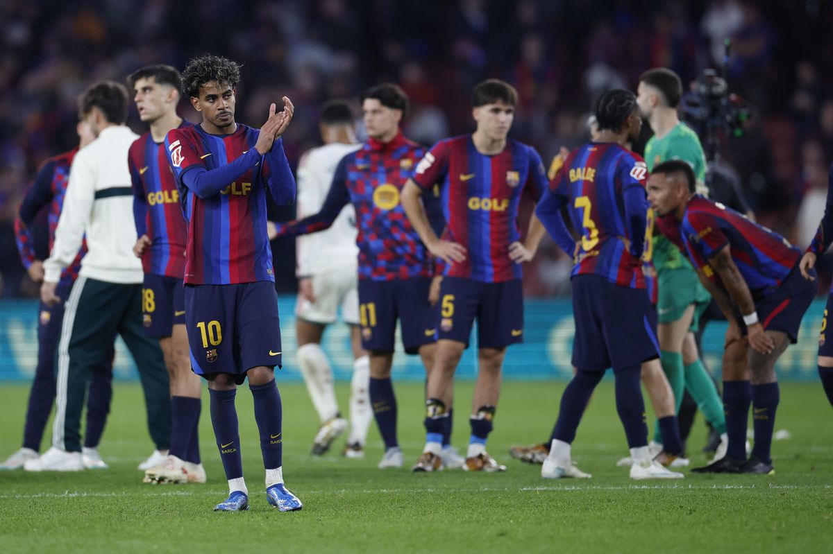 Lamine Yamal saluda tras la derrota del Barcelona ante el Real Madrid en el Camp Nou. El delantero tuvo una actuación discreta en un Clásico que cerró una semana de dos caídas consecutivas para los azulgranas. Lamine Yamal saluda tras la derrota del Barcelona ante el Real Madrid en el Camp Nou. El delantero tuvo una actuación discreta en un Clásico que cerró una semana de dos caídas consecutivas para los azulgranas.