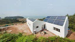 Casas sin factura de luz: El modelo que promete cortar el gasto para siempre