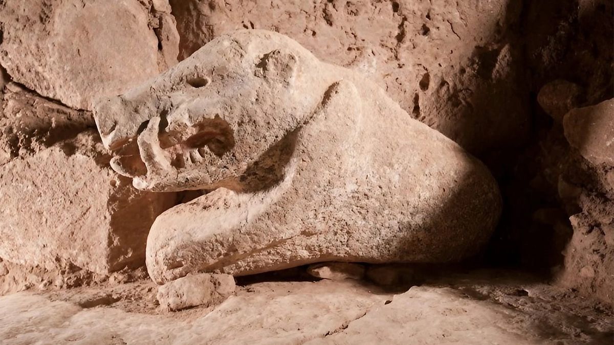 El santuario de Göbekli Tepe es el más antiguo del mundo de 11.000 años y que reescribió la historia de la humanidad. El santuario de Göbekli Tepe es el más antiguo del mundo de 11.000 años y que reescribió la historia de la humanidad.