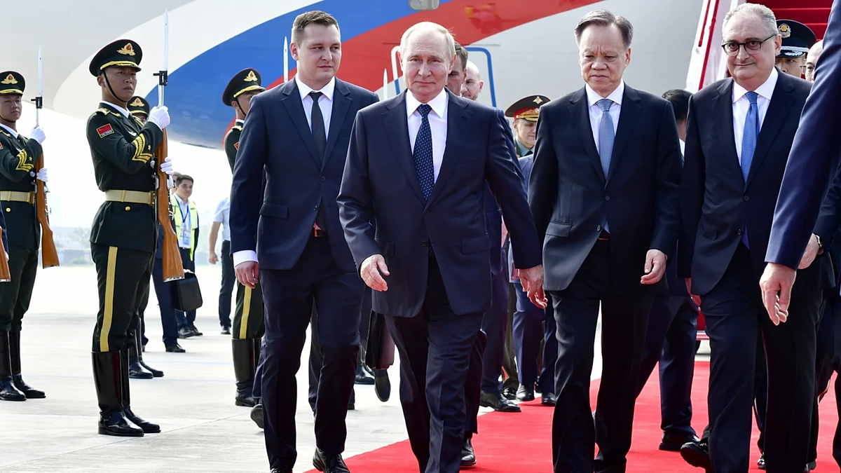 La cumbre de la OCS, considerada la más importante desde su fundación en 2001, reúne a líderes de más de veinte países. El bloque está compuesto por China, Rusia, India, Pakistán, Irán, Bielorrusia, Kazajistán, Kirguistán, Tayikistán y Uzbekistán. La cumbre de la OCS, considerada la más importante desde su fundación en 2001, reúne a líderes de más de veinte países. El bloque está compuesto por China, Rusia, India, Pakistán, Irán, Bielorrusia, Kazajistán, Kirguistán, Tayikistán y Uzbekistán. 