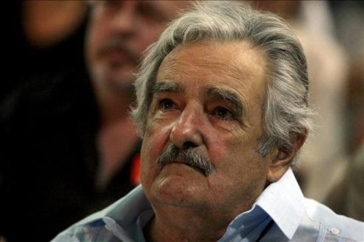 Mujica es presionado por la oposición, que le pide más fuerza en su reclamo a la Argentina.