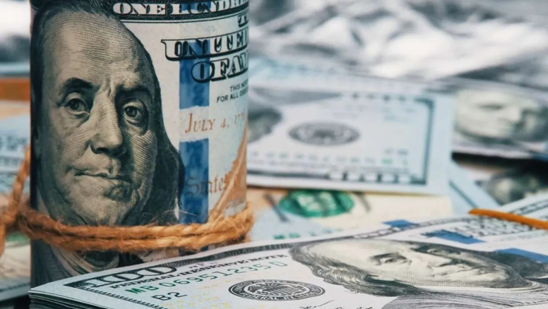 Dólar blue sigue cayendo mientras el BCRA devalúa más fuerte